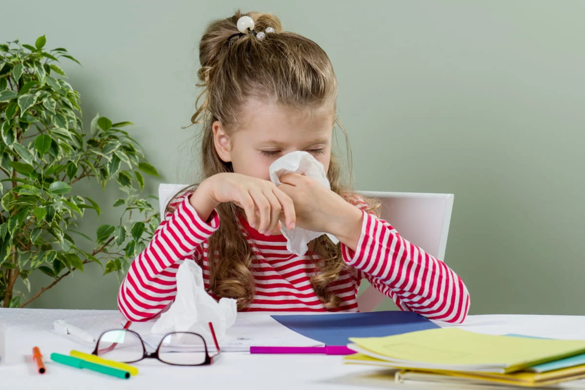 Copilul tău are nasul înfundat? Află care sunt cauzele și remediile esențiale